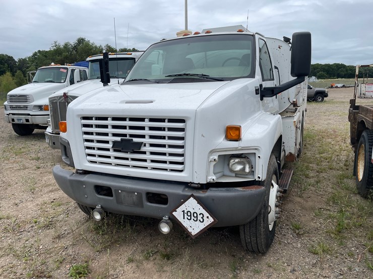 #1466-•-2003-chevrolet-c7500-fuel-and-lube-truck-(has-wy-title)-image-1