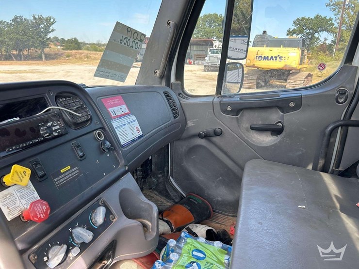 2019-freightliner-m2-106-image-18