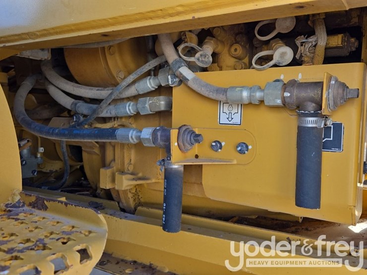 2015-caterpillar-140m3-awd-image-36