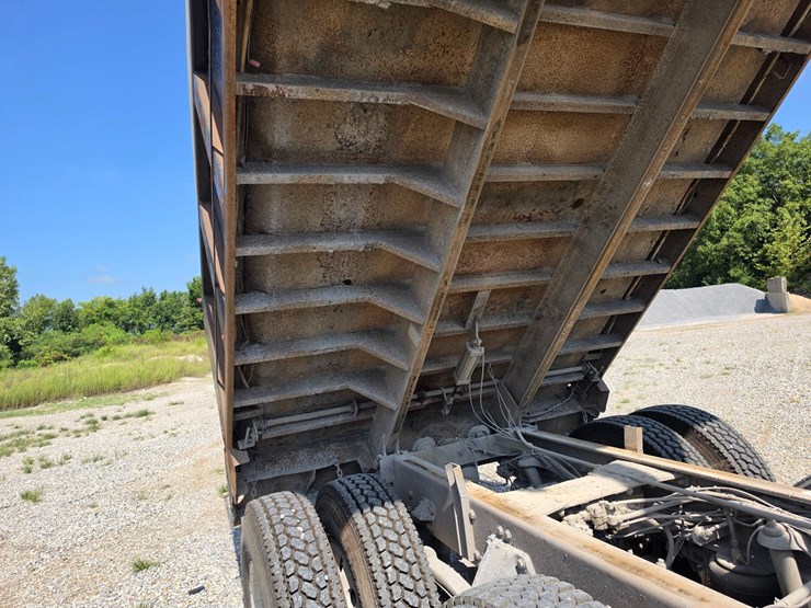 2005-peterbilt-379-image-26