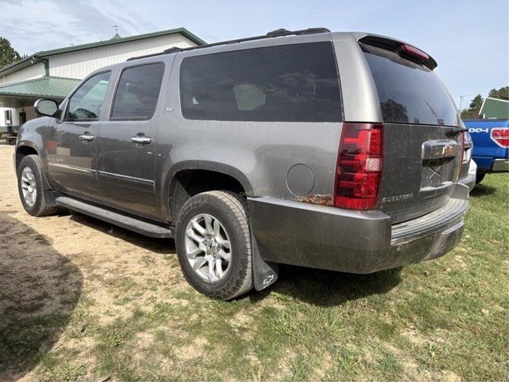 2012-chevrolet-suburban-image-4
