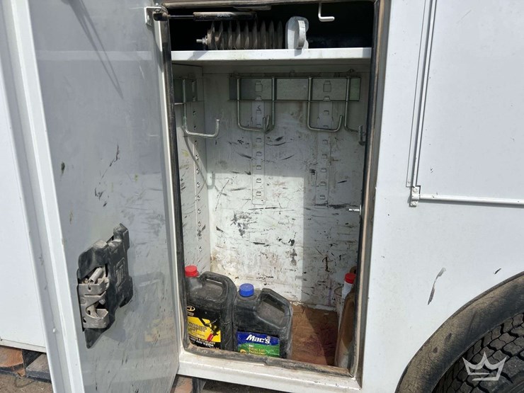 2019-freightliner-m2-106-image-21