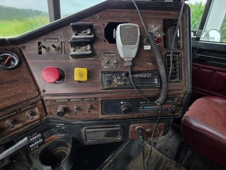 1999-freightliner-fld112-image-15