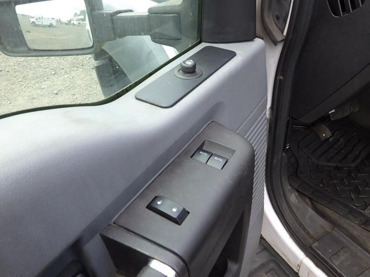 2016-ford-550-image-26