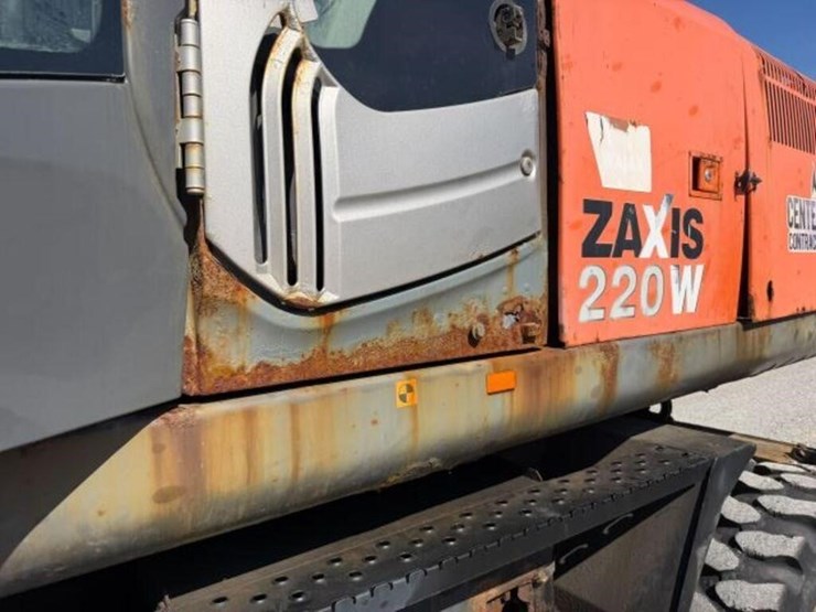2014-hitachi-zx220w-3-image-55