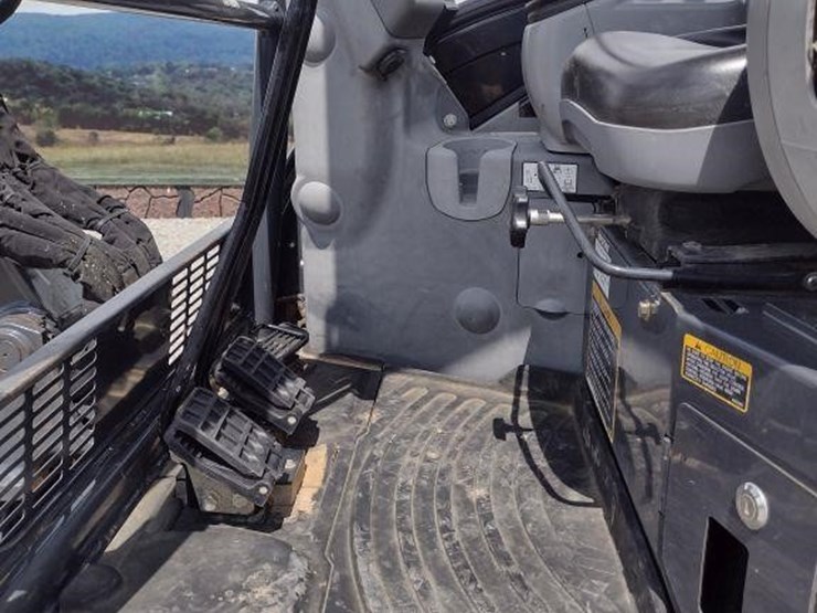 2021-deere-35g-image-11