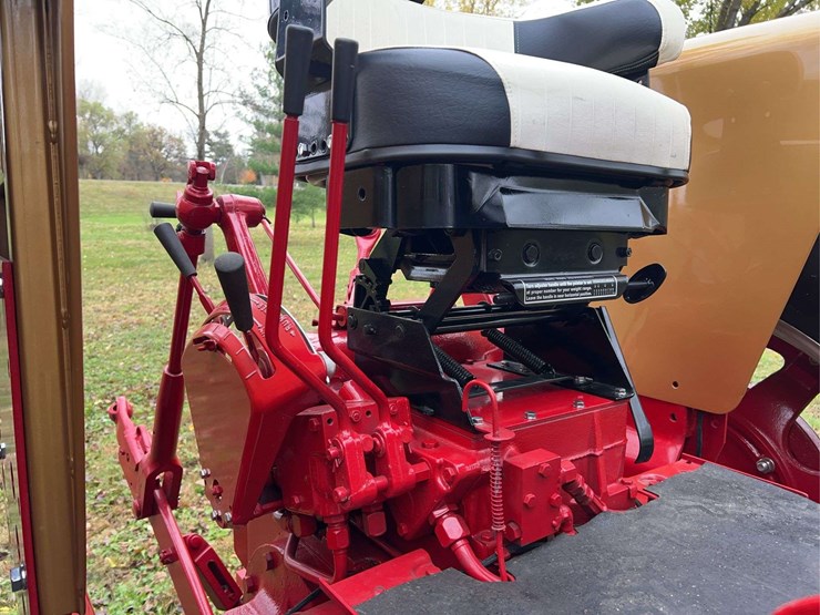 1970-656-farmall-hydro-diesel-row-crop-golden-demonstrator-image-31