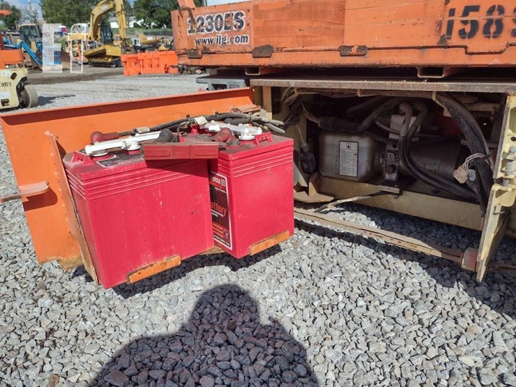 2011-jlg-1230es-image-14