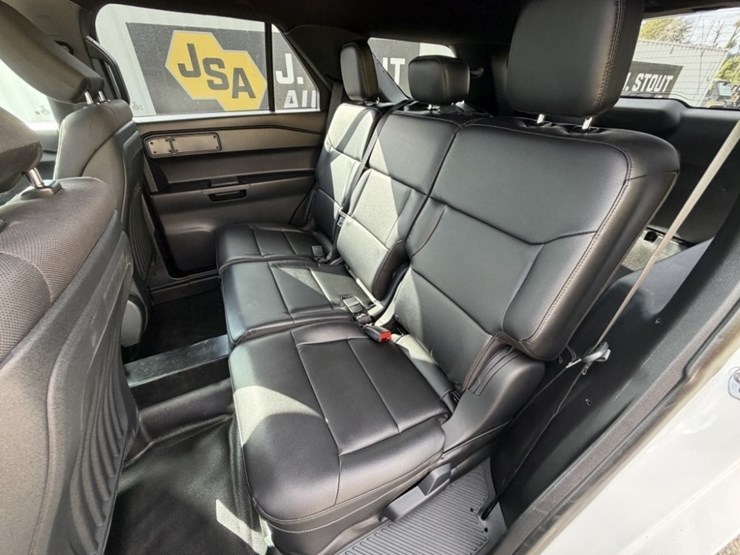 2020-ford-explorer-image-21