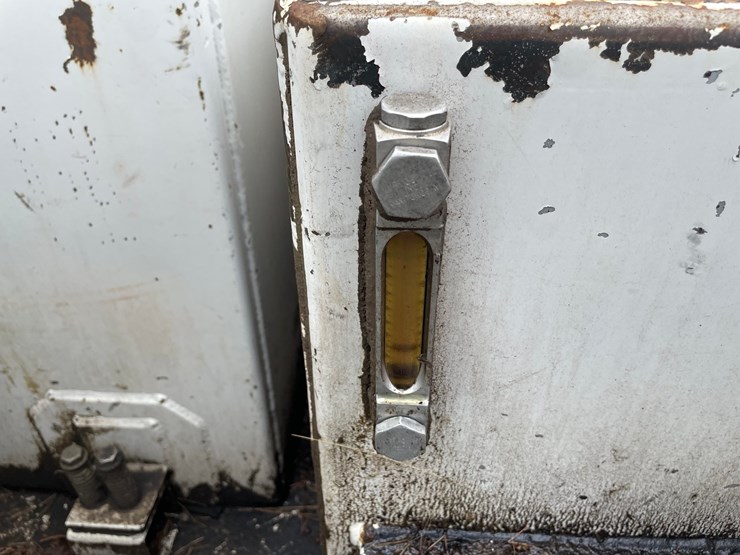 #1466-•-2003-chevrolet-c7500-fuel-and-lube-truck-(has-wy-title)-image-28