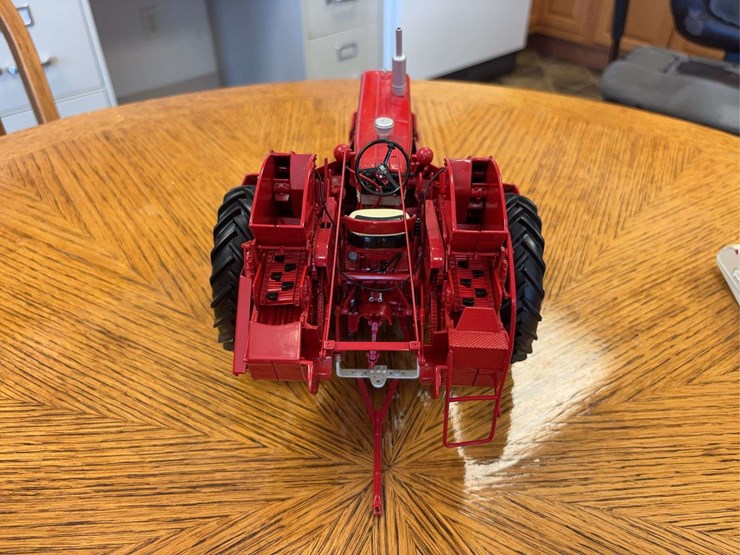 1/16-farmall-560-with-2-mh-corn-picker-precision-series-#14-image-12