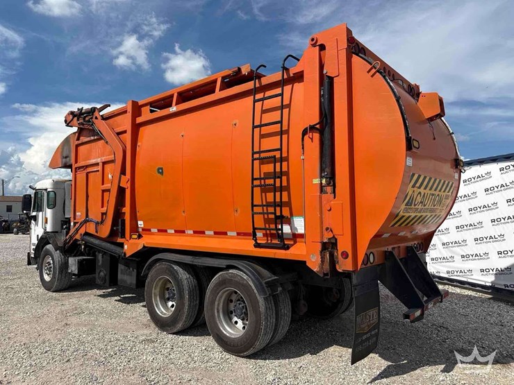2014-peterbilt-320-image-4
