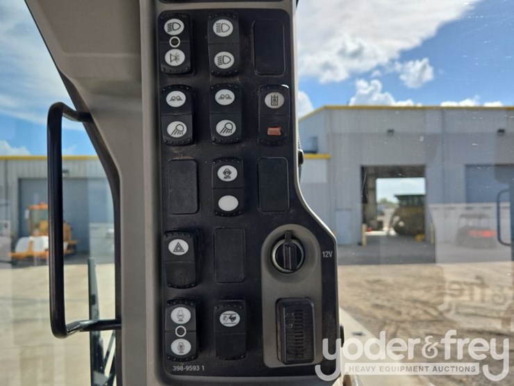 2015-caterpillar-140m3-awd-image-77