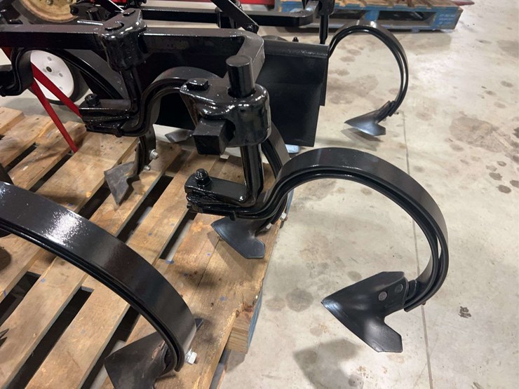 international-harvester-fast-hitch-two-row-cultivator-with-tunnel-shields-image-25