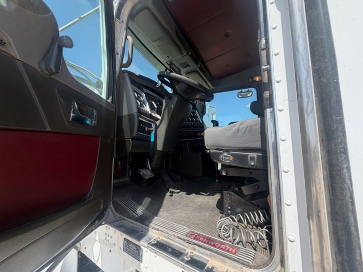 2012-kenworth-w900-image-9