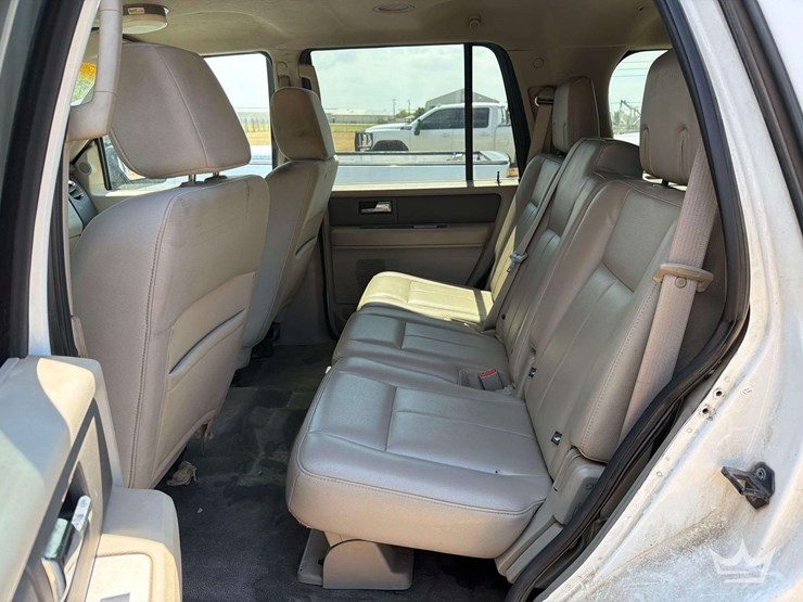 2010-ford-expedition-image-30