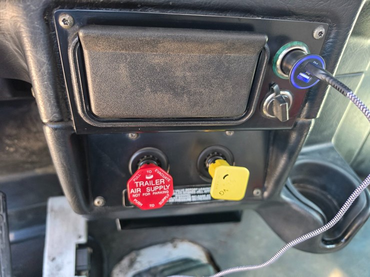 2005-peterbilt-379-image-110