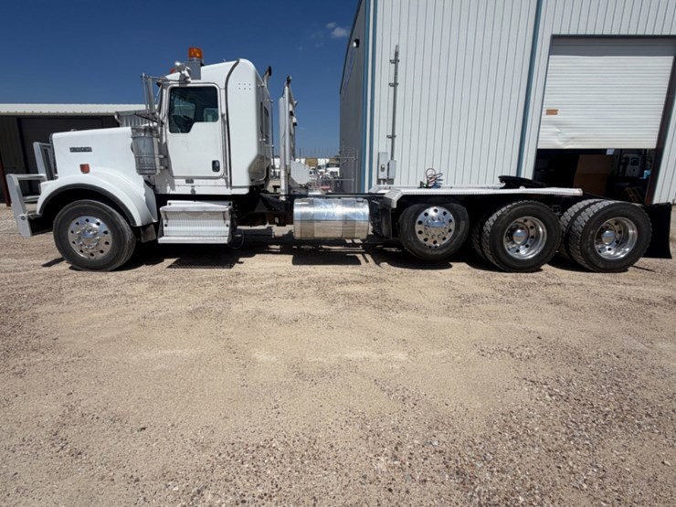 2012-kenworth-w900-image-8