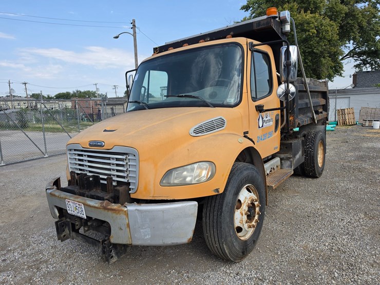 2005-freightliner-m2-106-image-1