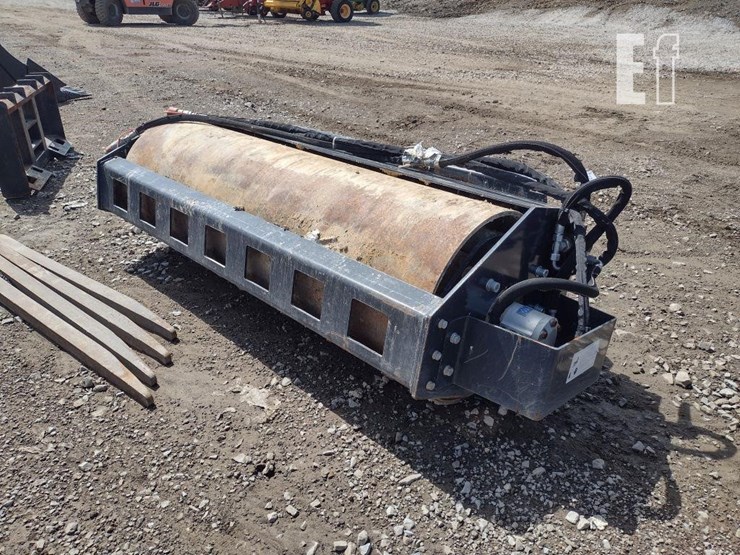 wolverine-vr-11-66w-roller-for-skid-loader-image-2