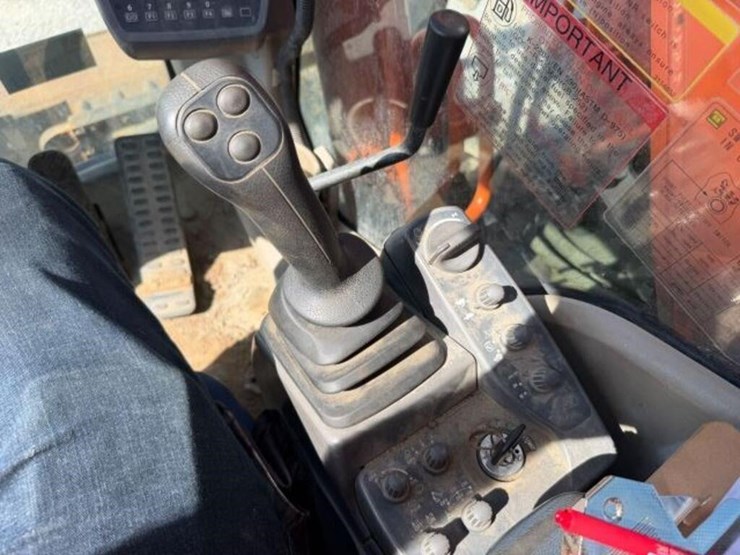 2014-hitachi-zx220w-3-image-12