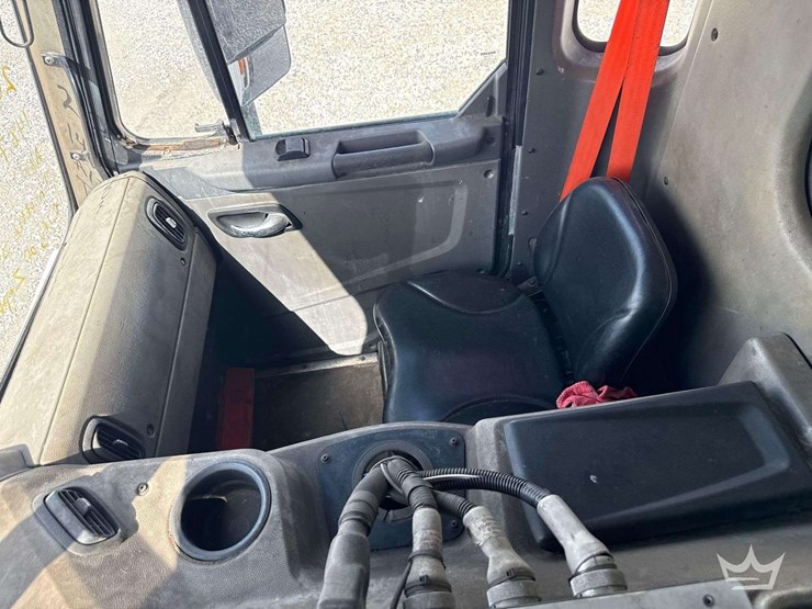 2014-peterbilt-320-image-35
