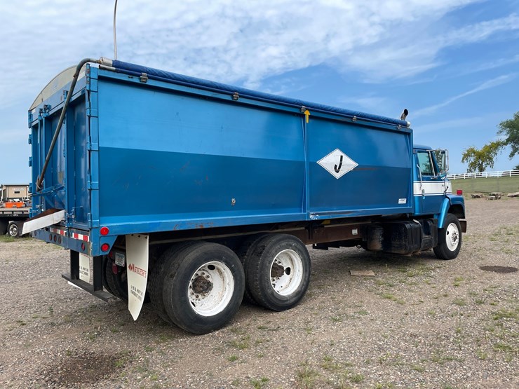 #1451-•-1979-international-f2275-grain-truck-(has-mn-title)-image-3