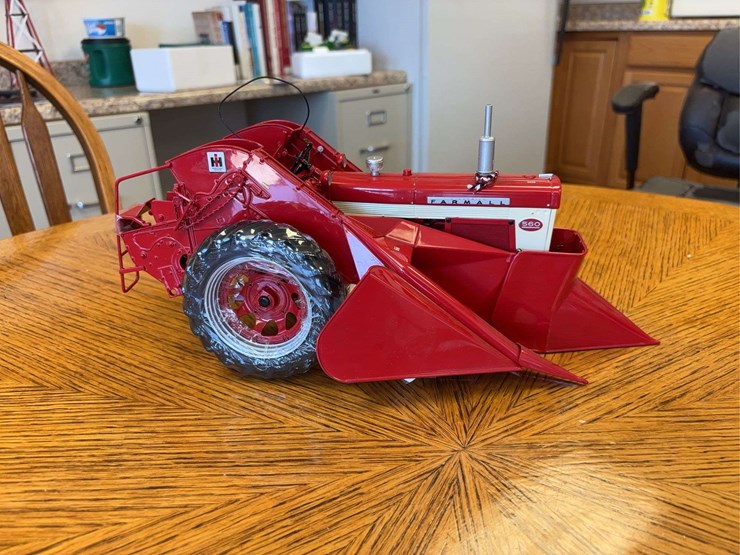 1/16-farmall-560-with-2-mh-corn-picker-precision-series-#14-image-9