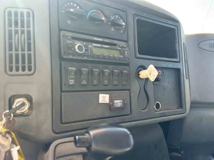 2005-international-durastar-4400-image-8