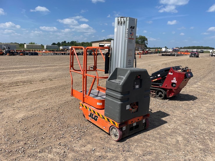 #1001-•-2002-jlg-15vpsp-man-lift-image-3