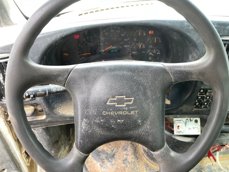 #1466-•-2003-chevrolet-c7500-fuel-and-lube-truck-(has-wy-title)-image-50