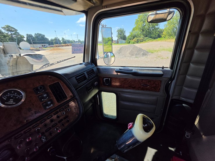 2005-peterbilt-379-image-104