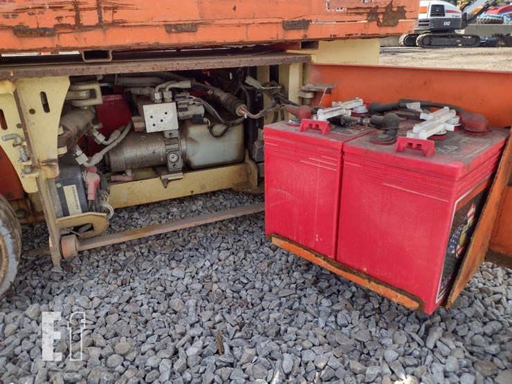 2011-jlg-1230es-image-21