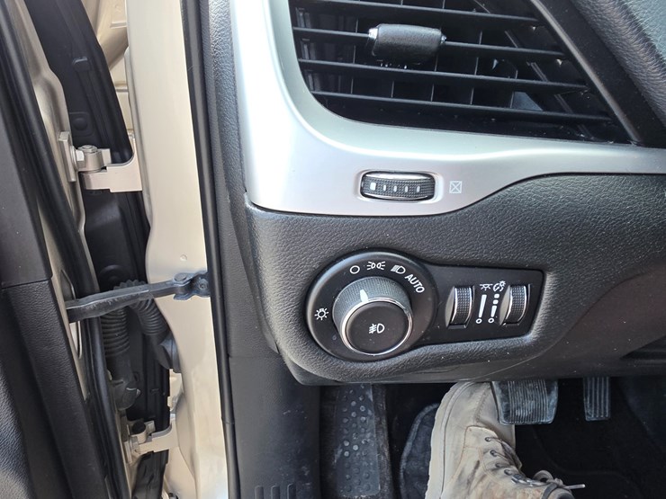 2015-jeep-cherokee-image-45
