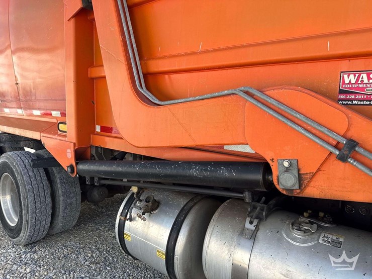 2014-peterbilt-320-image-16