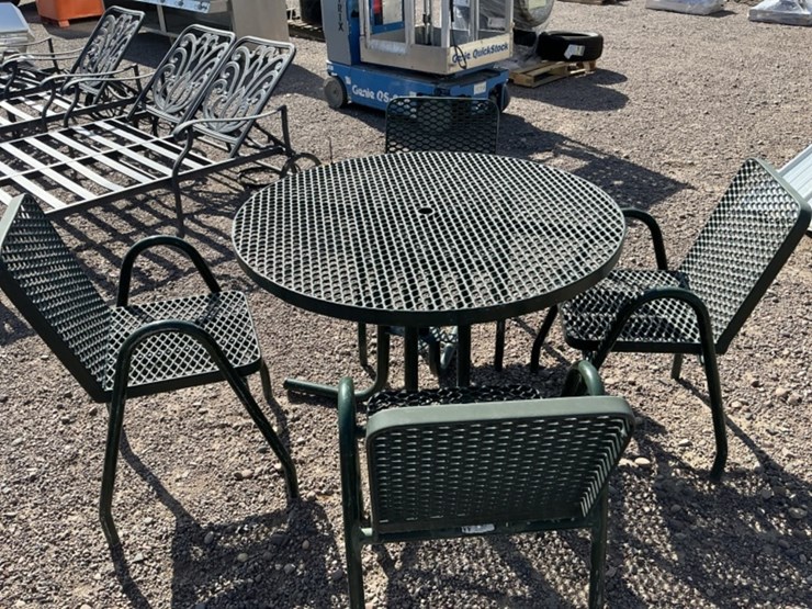 4-person-outdoor-table-&-chairs-image-2