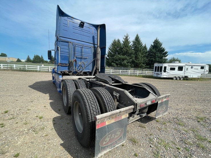 #1465-•-2007-volvo-ds-999-sleeper-cab-truck-tractor-(has-mn-title)-image-3