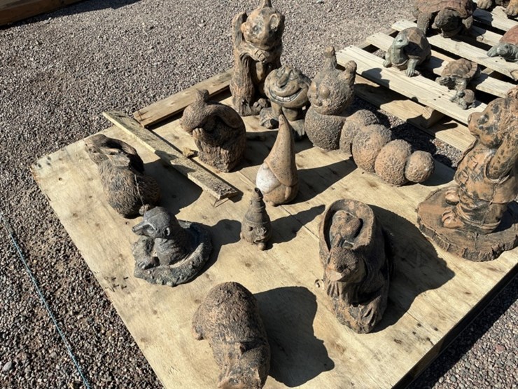 pallet-of-asst-concrete-statues-image-3