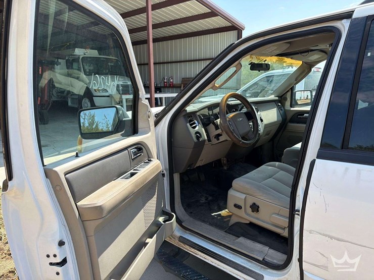 2010-ford-expedition-image-19