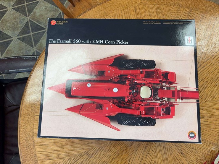 1/16-farmall-560-with-2-mh-corn-picker-precision-series-#14-image-26