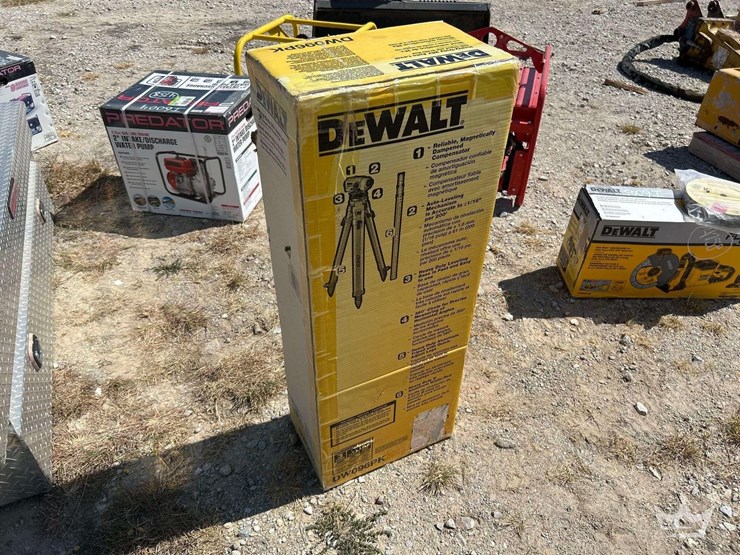 dewalt-26x-dw096pk-automatic-optical-level-kit-image-2