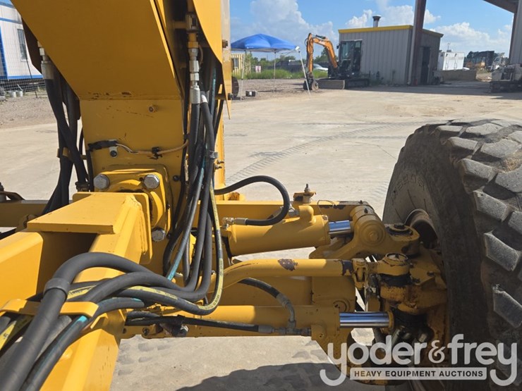 2015-caterpillar-140m3-awd-image-23