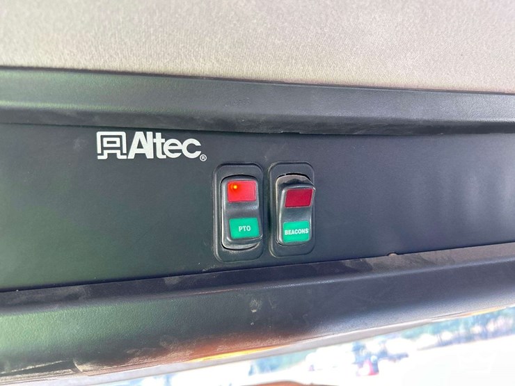 2019-freightliner-m2-106-image-17