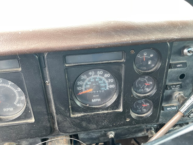 #1451-•-1979-international-f2275-grain-truck-(has-mn-title)-image-45