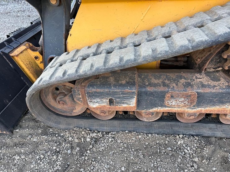 2012-deere-323d-image-17