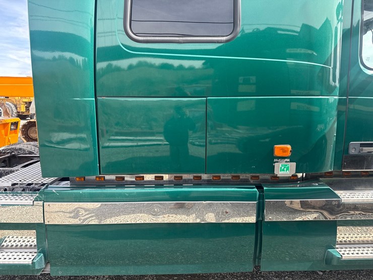 #61464-•-2007-volvo-vnl-sleeper-cab-truck-tractor-image-56