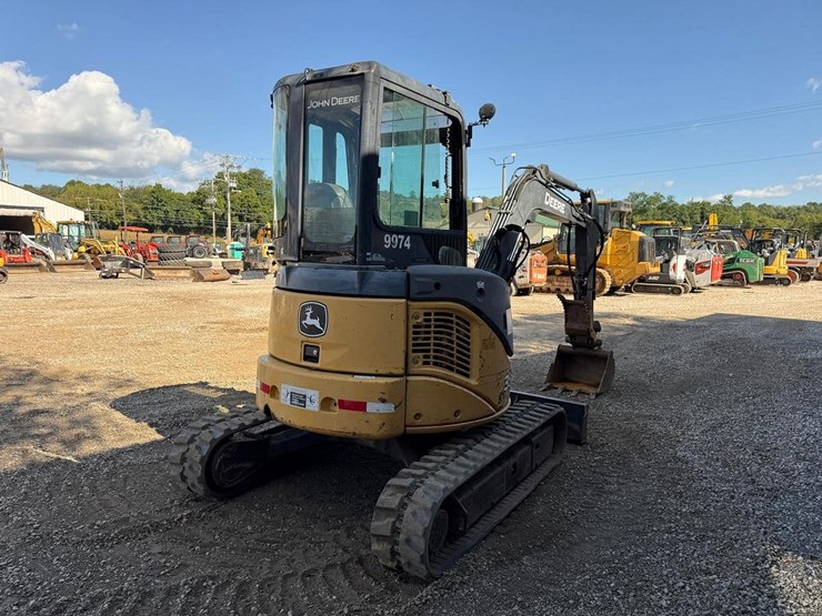 2005-deere-35d-image-4