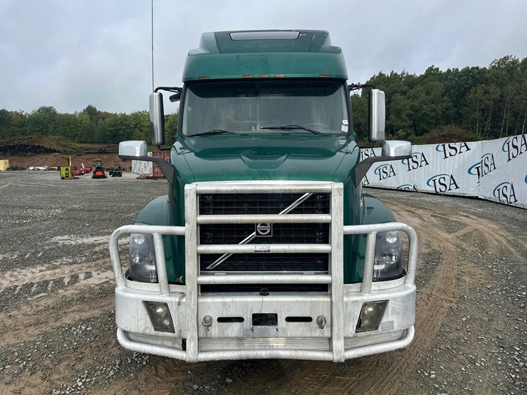 #61464-•-2007-volvo-vnl-sleeper-cab-truck-tractor-image-8