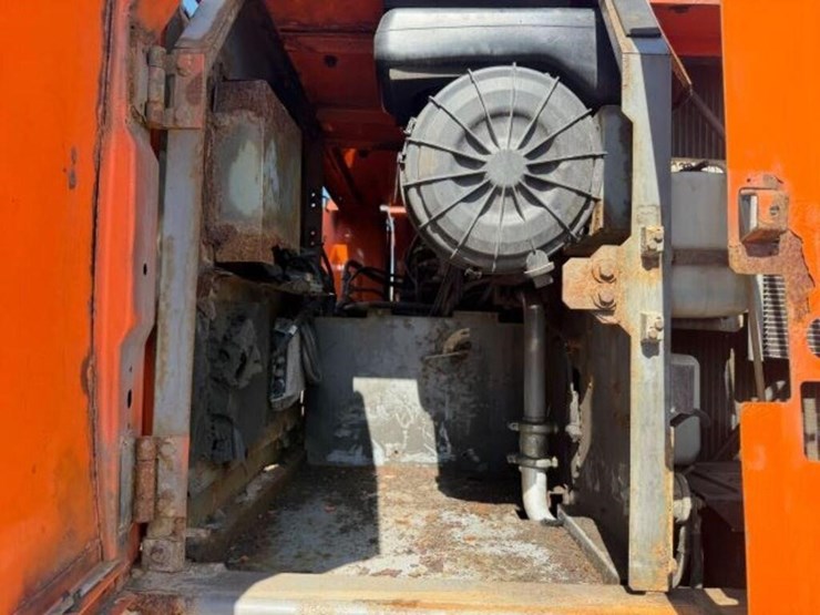 2014-hitachi-zx220w-3-image-37