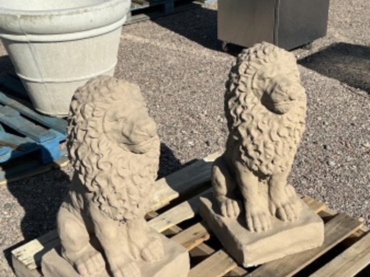 (2)-concrete-lion-statues-image-2